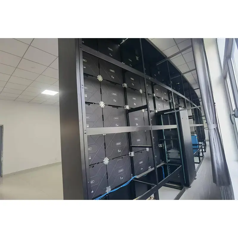 Заоблен LED екран за мобилен кабинет
